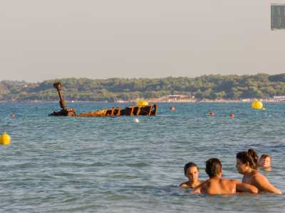 �Si tratta di un vero e proprio reperto storico - racconta Tresia Ferrante, assidua frequentatrice della spiaggia -. La nave era partita da Atene con un carico di orzo, grano, crusca e frumento da consegnare nel porto di Pesaro, pare che per� a causa di una burrasca si blocc� in prossimit� della costa, cominciando a inclinarsi sul lato destro�